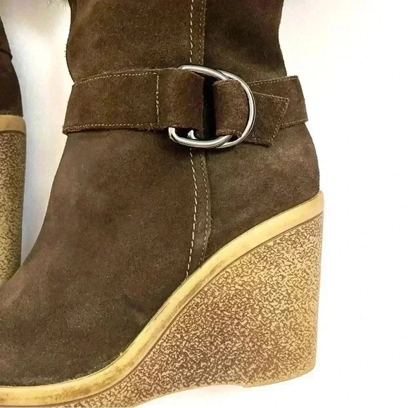 Marc Fisher Brown Suede “70’s” Rubber Wedge Faux Fur Top Buckle Boots Size 9M - Picture 2 of 16